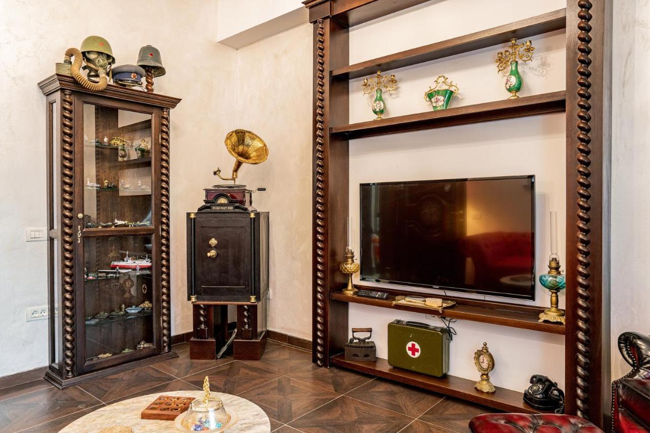 Private Museum Apartment With Antique Decor Bucareste Exterior foto