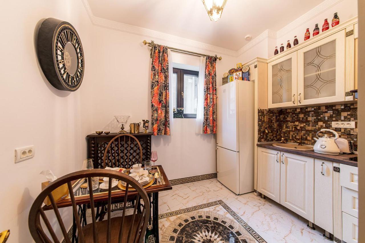 Private Museum Apartment With Antique Decor Bucareste Exterior foto