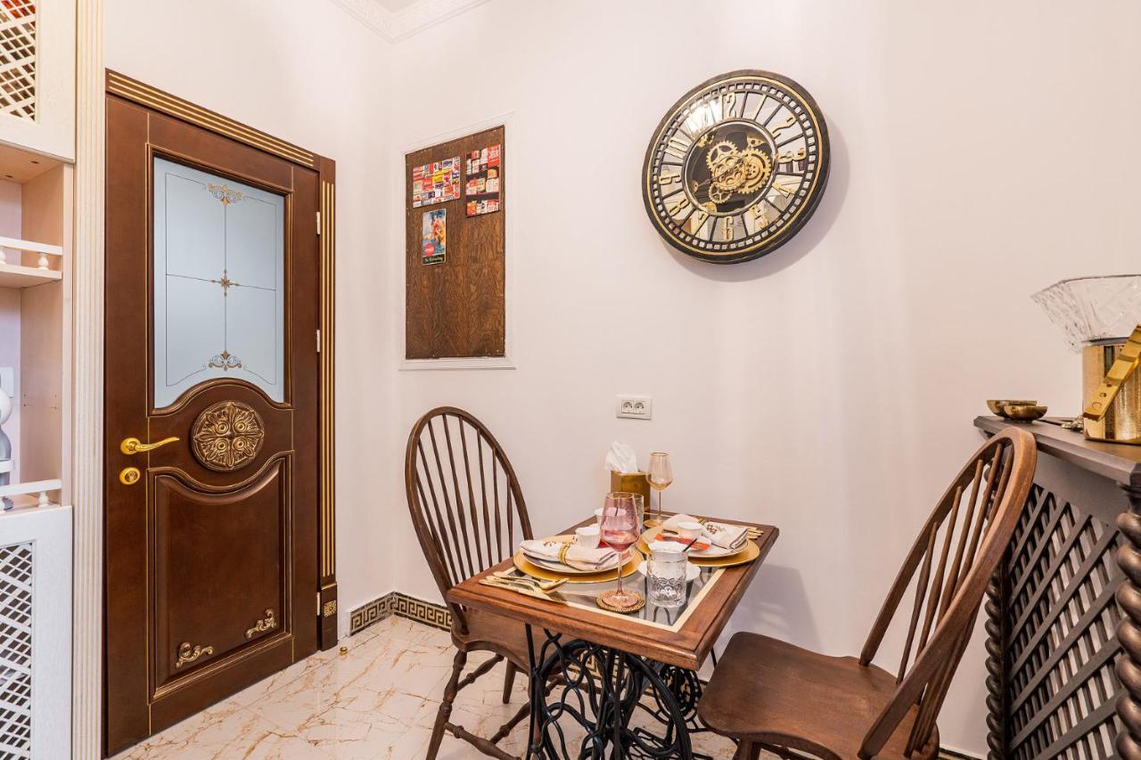 Private Museum Apartment With Antique Decor Bucareste Exterior foto